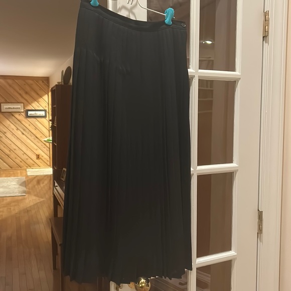 Long pleated Black Skirt - Picture 4 of 9